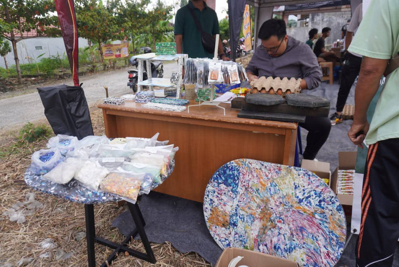 kreatif,-anak-muda-kota-padang-sulap-sampah-jadi-sembako-dan-furnitur