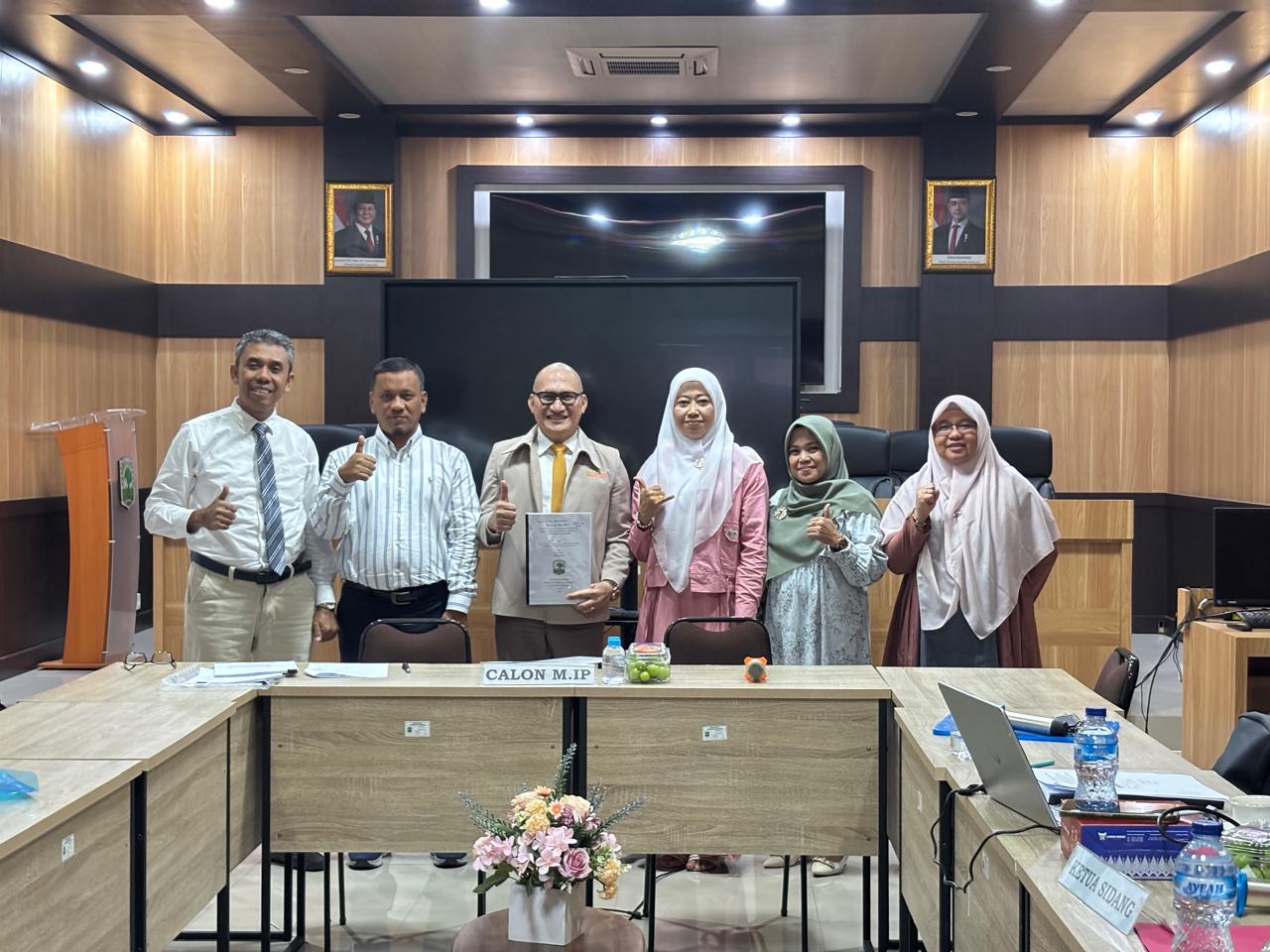 suharizal-resmi-sandang-gelar-magister-ilmu-politik-usai-sidang-tesis-di-unand