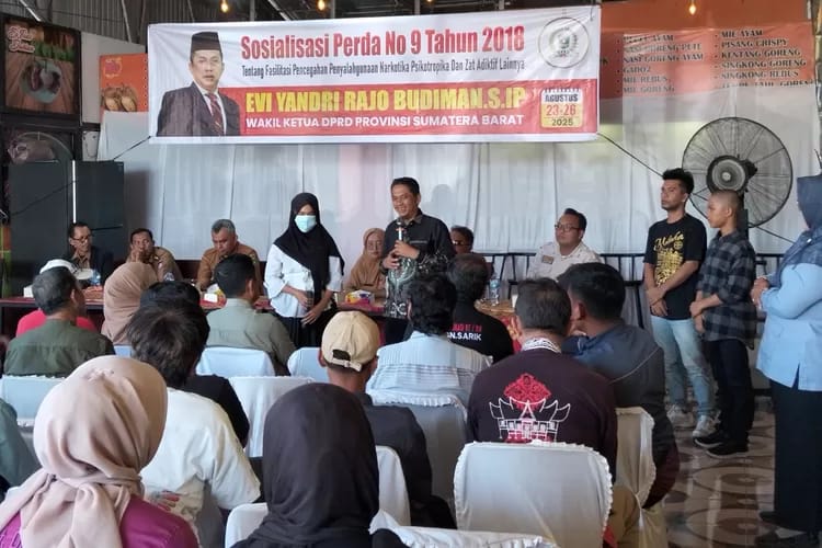 ajak-warga-jauhi-narkoba-dan-ketahui-bahaya-narkotika,-wakil-ketua-dprd-sumbar-evi-yandri-lakukan-sosper-no.9-2018