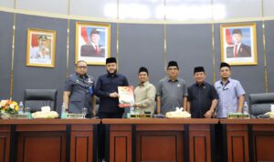 walikota-padang-hadiri-rapat-paripurna-dprd-padang-tentang-tutup-masa-sidang-iii-dan-buka-masa-sidang-i-tahun-2025