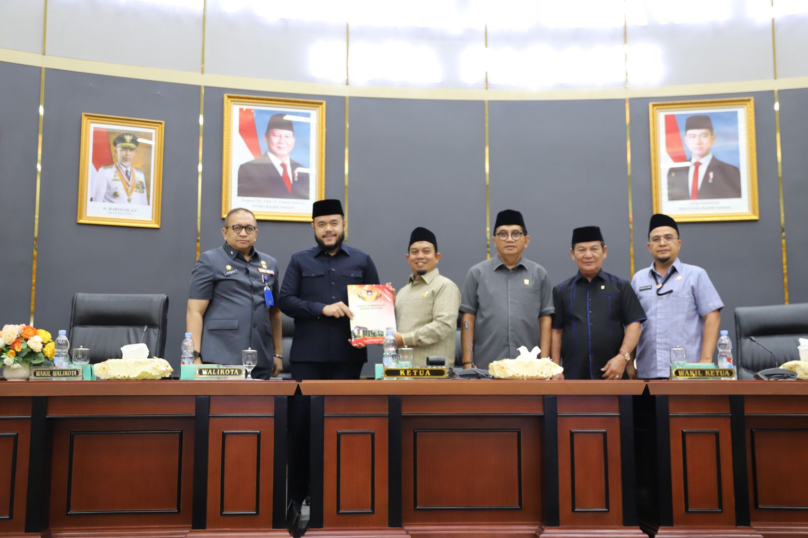 walikota-padang-hadiri-rapat-paripurna-dprd-padang-tentang-tutup-masa-sidang-iii-dan-buka-masa-sidang-i-tahun-2025