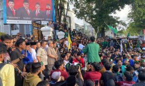 ribuan-massa-unjuk-rasa-super-damai-di-dprd-sumbar