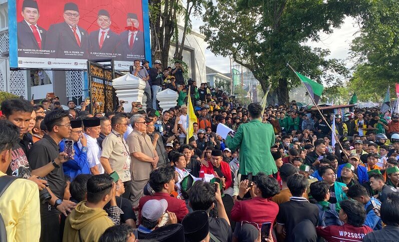 ribuan-massa-unjuk-rasa-super-damai-di-dprd-sumbar