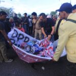 wako-fadly-amran-apresiasi-mahasiswa-kumpulkan-sampah-berserakan-usai-unjuk-rasa