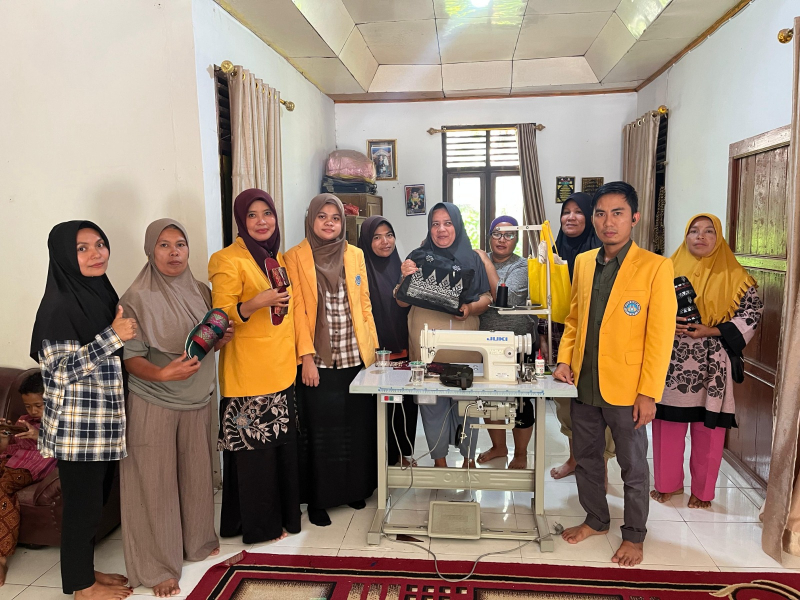 tim-pengabdian-unp-beri-pelatihan-diversifikasi-produk,-lahirkan-dua-brand-baru-songket-silungkang