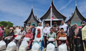 pemko-bukittinggi-salurkan-bantuan-sembako-untuk-lansia-dan-disabilitas 
