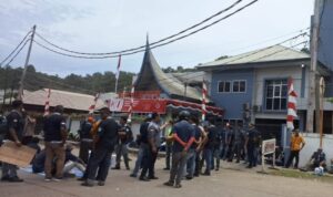 aktivitas-buruh-pelabuhan-dihentikan,-tkbm-kopermar-teluk-bayur-tuntut-keadilan