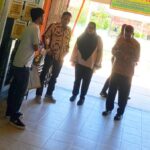 wakil-ketua-dprd-sumbar-evi-yandri-rajo-budiman-salurkan-13-unit-komputer-di-sma-2-padang