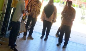 wakil-ketua-dprd-sumbar-evi-yandri-rajo-budiman-salurkan-13-unit-komputer-di-sma-2-padang