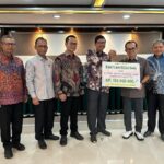 agc-serahkan-beasiswa-rp150-juta-untuk-75-mahasiswa-unand