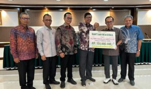 agc-serahkan-beasiswa-rp150-juta-untuk-75-mahasiswa-unand