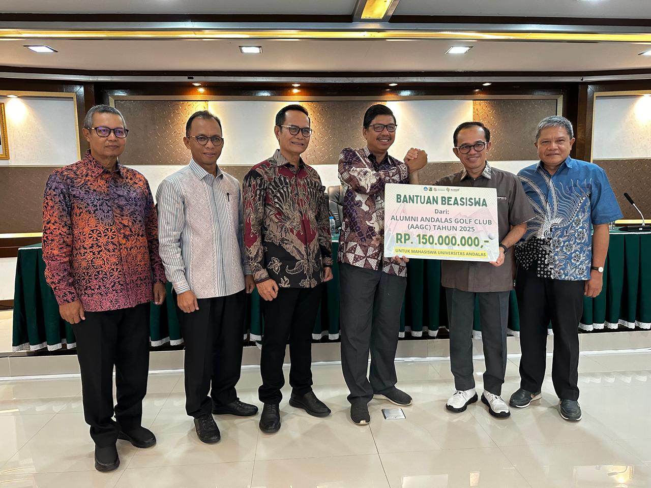 agc-serahkan-beasiswa-rp150-juta-untuk-75-mahasiswa-unand