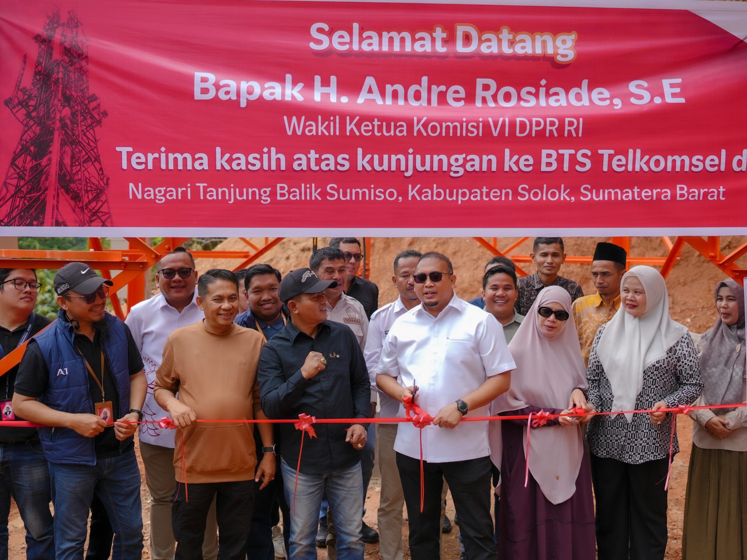 alhamdulillah-bupati-solok-bersama-anggota-dpr-ri-andre-rosiade-resmikan-bts-di-daerah-terpencil