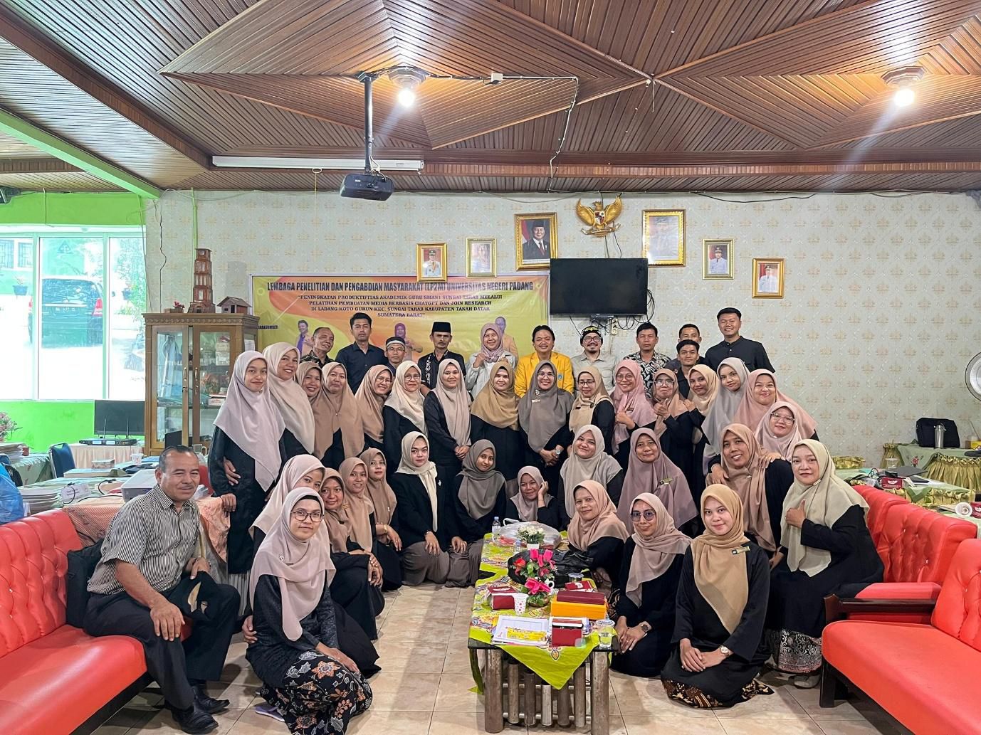 tingkatkan-produktivitas-akademik,-dosen-feb-unp-bekali-guru-sman-1-sungai-tarab-chatgpt