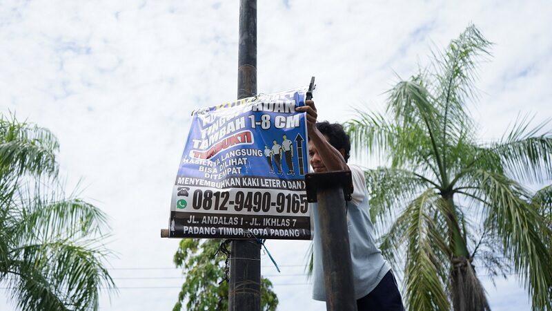 rusak-estetika-kota,-pemko-padang-tertibkan-spanduk-liar 