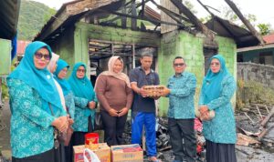 tp-pkk-padang-panjang-peduli,-salurkan-bantuan-untuk-keluarga-korban-kebakaran-di-kebun-sikolos