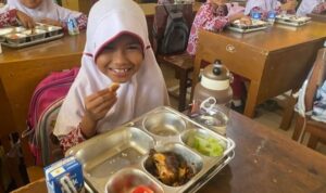 murid-sumringah-sdn-09-air-pacah-dapat-makan-bergizi-gratis 