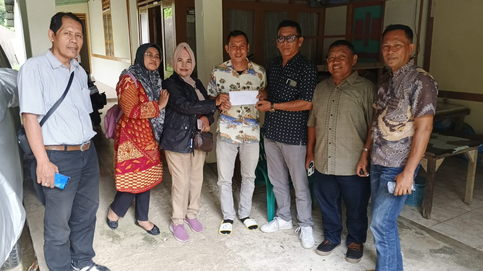 ikw-ri-gelar-kunjungan-sosial:-santunan-dan-doa-untuk-orang-tua-anggota-yang-sedang-sakit