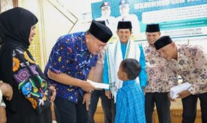 80-murid-sd-se-kota-pariaman-terima-infak-dari-guru-dan-tenaga-kependidikan