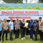 pt-semen-padang-gandeng-polda-sumbar-salurkan-2,5-ton-beras-subsidi-untuk-warga-lubuk-kilangan
