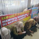 dprd-solok-selatan-serahkan-tuntutan-guru-honorer-ke-pemkab-secara-tertulis