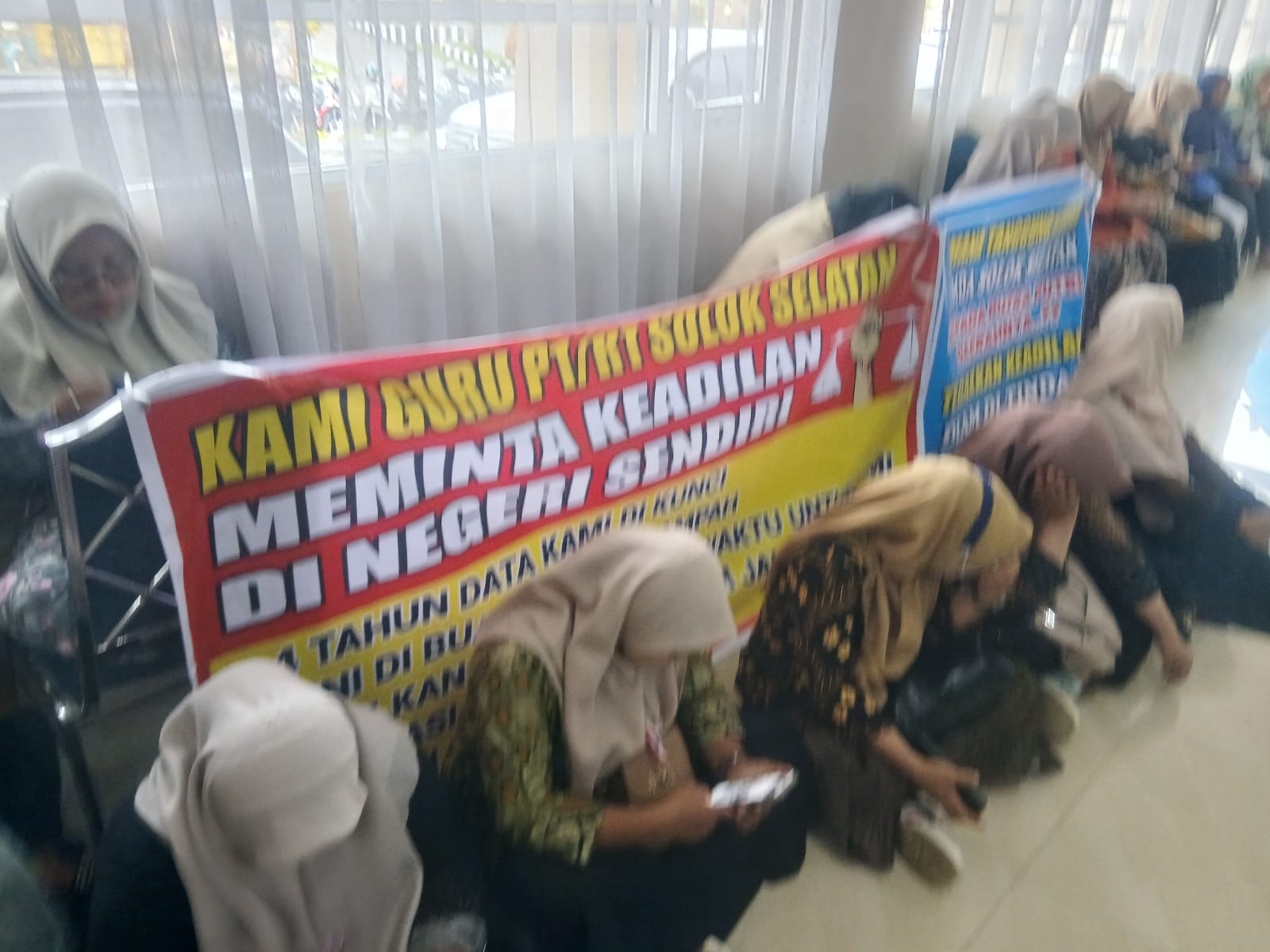 dprd-solok-selatan-serahkan-tuntutan-guru-honorer-ke-pemkab-secara-tertulis