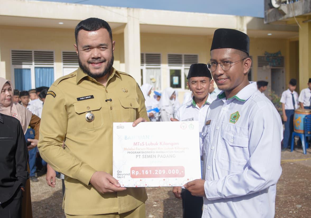 wako-fadly-amran-serahkan-bantuan-operasional-dari-pt-semen-padang-untuk-mtss-luki