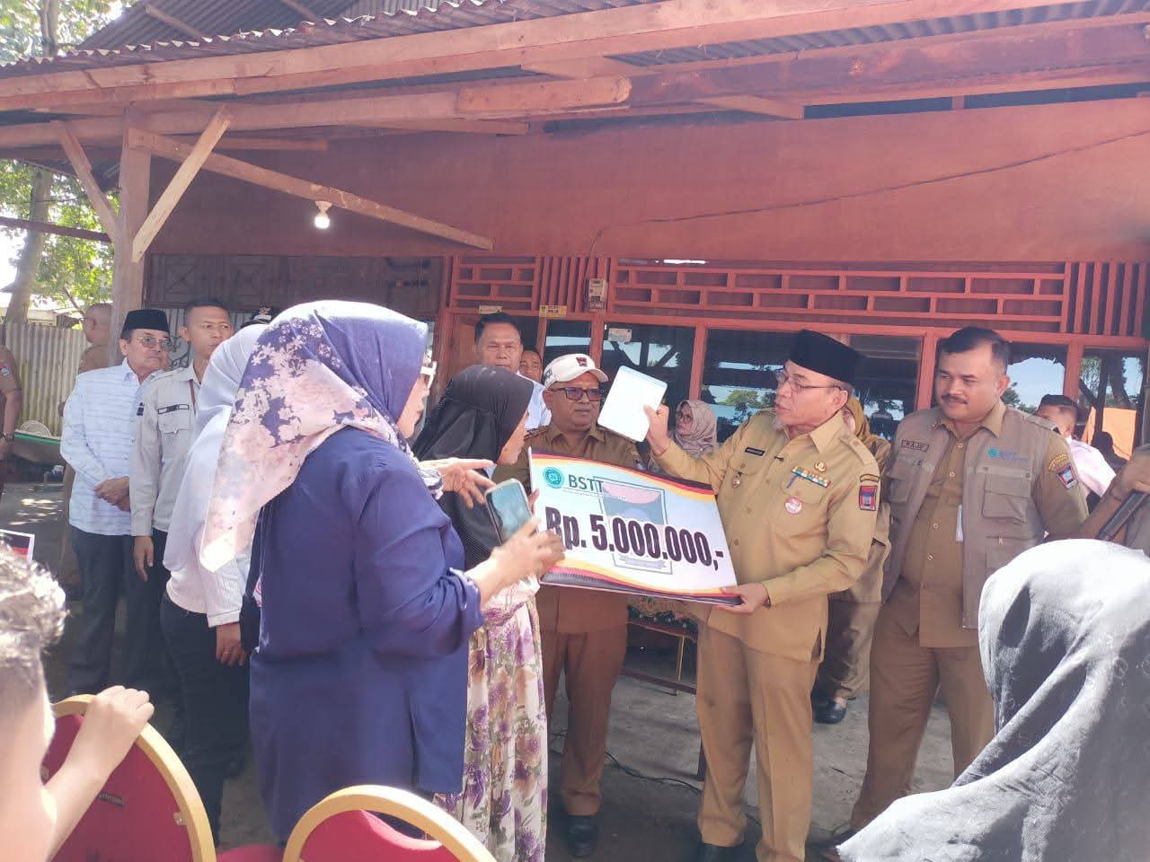 ringankan-beban-korban-kebakaran-di-kampung-lapai,-wawako-maigus-antarkan-bantuan