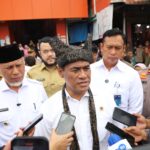 mentan-amran-tinjau-pasar-lubuk-buaya,-pastikan-pemerintah-masifkan-beras-sphp-untuk-jaga-harga