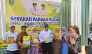 warga-padang-panjang-serbu-pasar-murah 
