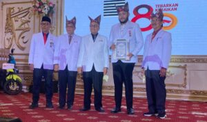 hut-pmi-ke-80,-wako-fadly-amran-dianugerahi-lencana-jasa-pratama