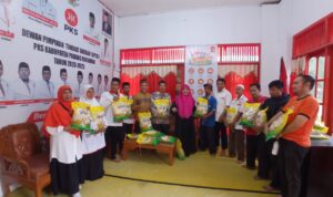 hj.-nevi-zuairina-titipkan-bantuan-beras-untuk-8-dpd-pks-di-wilayah-sumatera-barat-ii