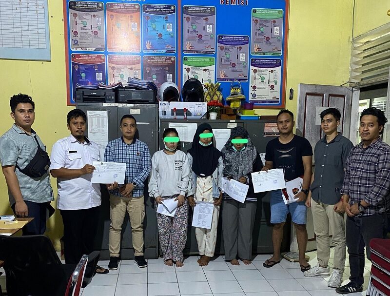 diduga-gelapkan-uang-perusahaan,-tiga-wanita-muda-ditangkap-satreskrim-polres-solok-kota