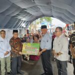 gubernur-mahyeldi-serahkan-beras-cpp-pada-pedagang-korban-kebakaran-pasar-payakumbuh