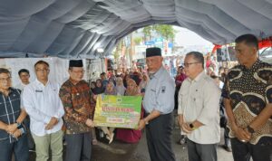 gubernur-mahyeldi-serahkan-beras-cpp-pada-pedagang-korban-kebakaran-pasar-payakumbuh