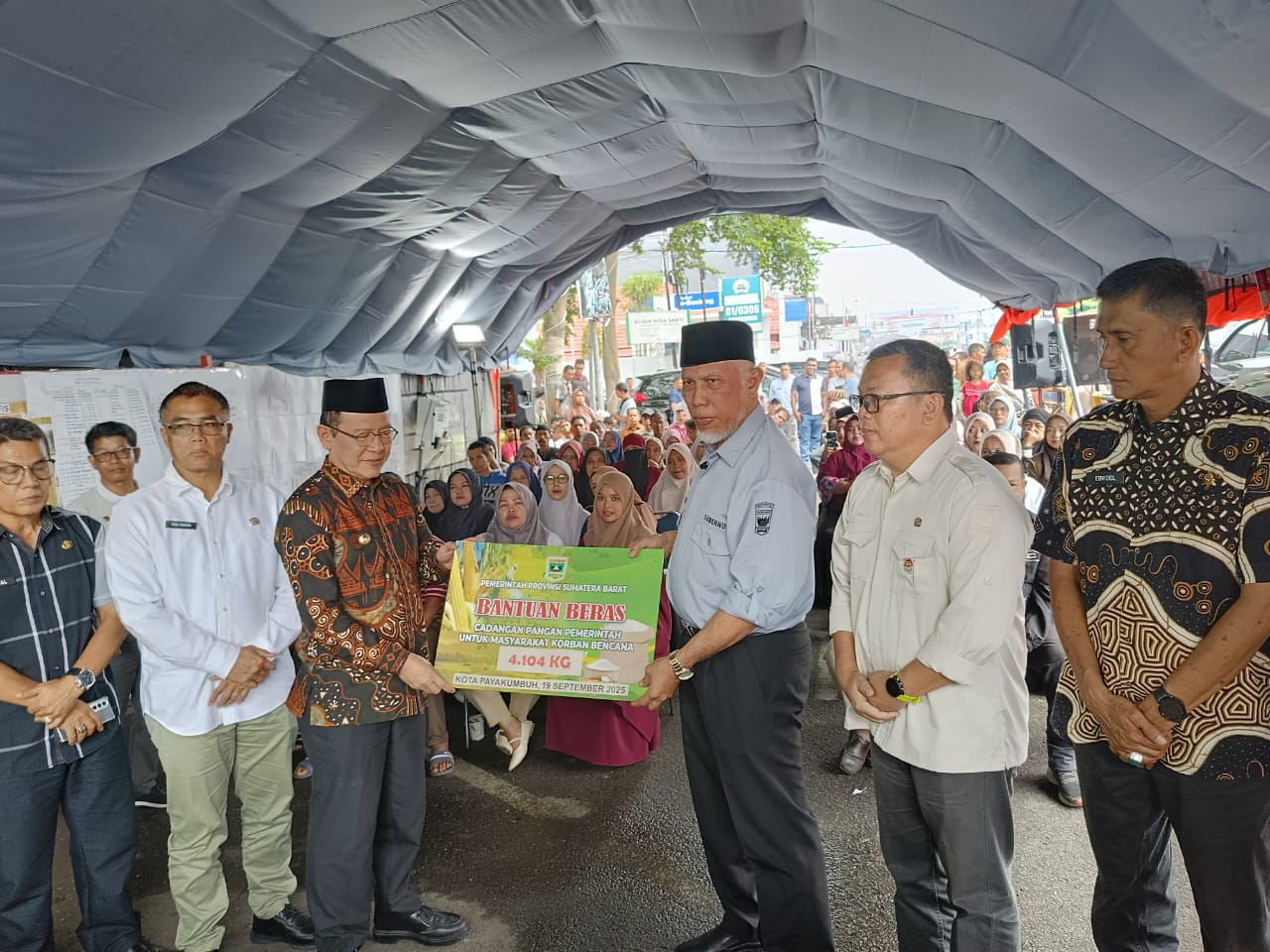 gubernur-mahyeldi-serahkan-beras-cpp-pada-pedagang-korban-kebakaran-pasar-payakumbuh