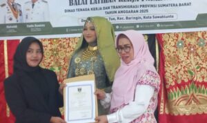 anggota-dprd-sumbar-neldaswenti-tutup-pelatihan-tata-rias-kecantikan