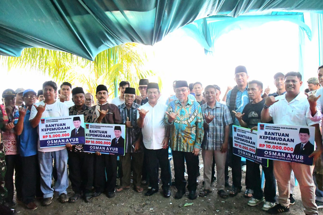 wakil-walikota-maigus-nasir-menyaksikan-penyerahan-dana-pokir-wakil-ketua-dprd-padang-osman-ayub