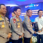 ketua-pwi-sumbar-terima-penghargaan-dari-ditlantas-polda-sumbar