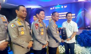 ketua-pwi-sumbar-terima-penghargaan-dari-ditlantas-polda-sumbar