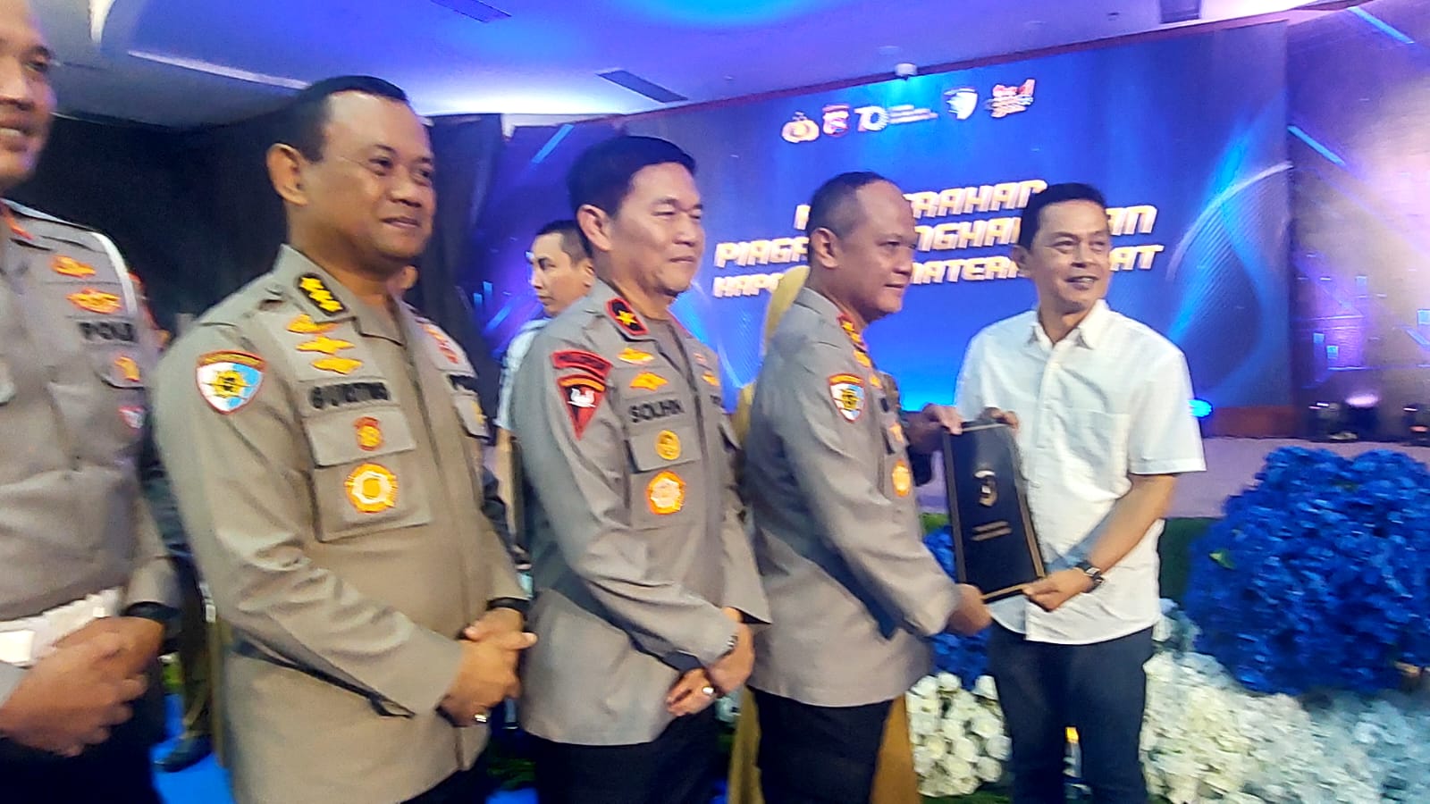 ketua-pwi-sumbar-terima-penghargaan-dari-ditlantas-polda-sumbar