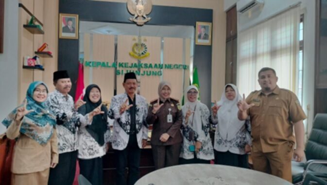 pengurus-pgri-audiensi-dengan-kajari-sijunjung,-bahas-perlindungan-hukum-bagi-guru