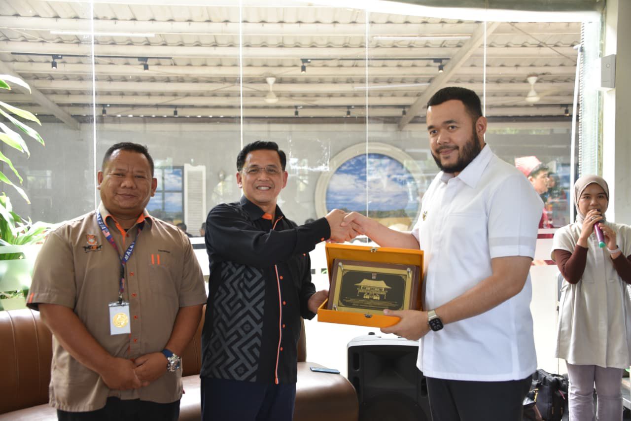 walikota-padang-menjamu-rombongan-organisasi-dari-malaysia-majlis-belia-felda-raja-alias