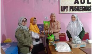 ringankan-beban-masyarakat,-nurfirman-wansyah-salurkan-bantuan-rawan-pangan-di-solsel