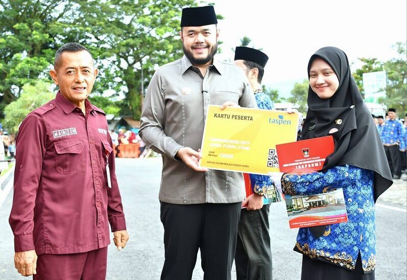 sk-1.537-pppk-diserahkan,-walikota-fadly-amran:-kita-adalah-pelayan-masyarakat