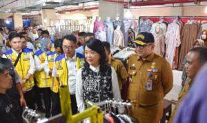 sekda-pemko-padang-dampingi-wamen-pu-ri-kunjungi-pasar-raya-padang-fase-vii sekda-pemko-padang-dampingi-wamen-pu-ri-kunjungi-pasar-raya-padang-fase-vii