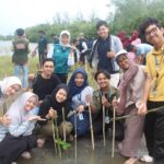 aksi-naturavita-x-enviroxplore:-500-bibit-mangrove-+-37-bibit-pinago-ditanam-di-kawasan-pantai-jambak-padang