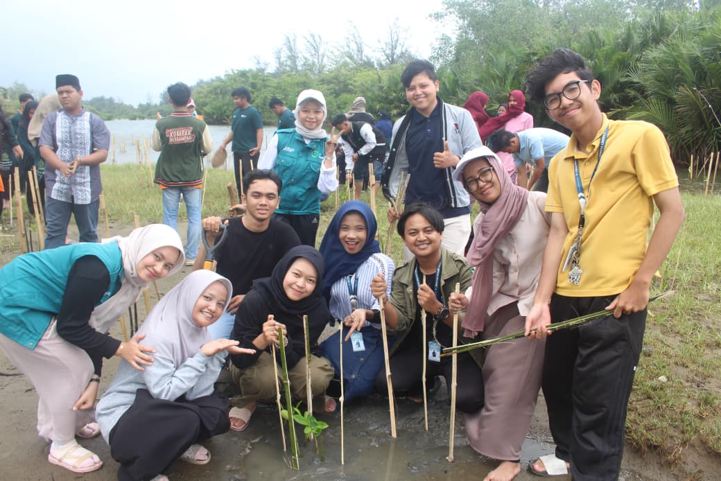 aksi-naturavita-x-enviroxplore:-500-bibit-mangrove-+-37-bibit-pinago-ditanam-di-kawasan-pantai-jambak-padang
