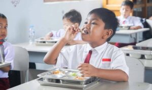 makanan-bergizi-gratis-perdana-di-kecamatan-sitiung-dharmasraya