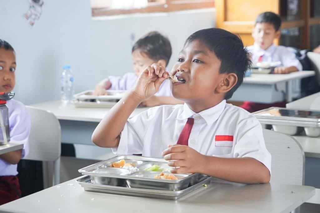 makanan-bergizi-gratis-perdana-di-kecamatan-sitiung-dharmasraya